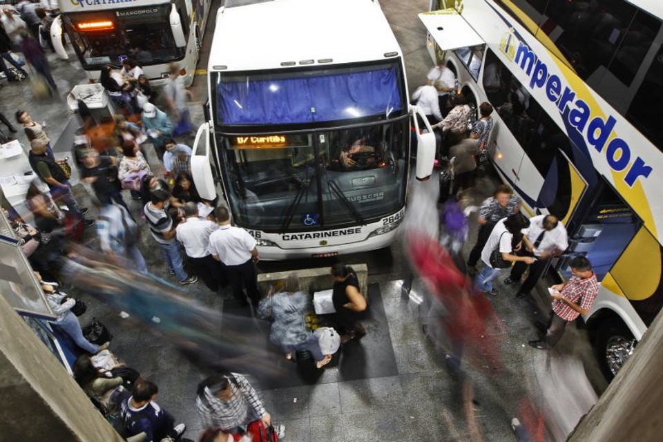 Setor de serviços desacelera no semestre Ônibus na rodoviária de Curitiba: transportes puxaram a alta da atividade no semestre | Daniel Castellano/ Gazeta do Povo