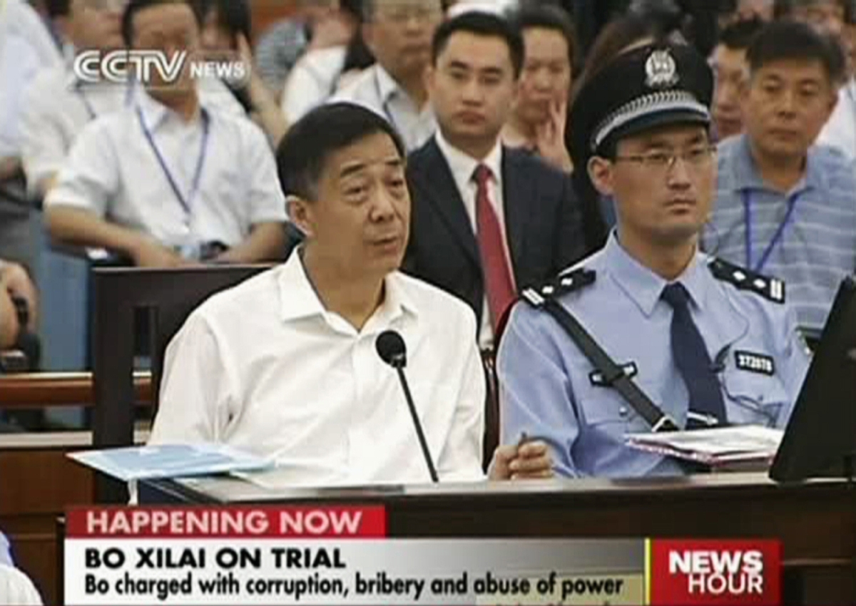 Bo Xilai (ao microfone) é julgado na China | Reuters/China Central Television (CCTV)/Reprodução