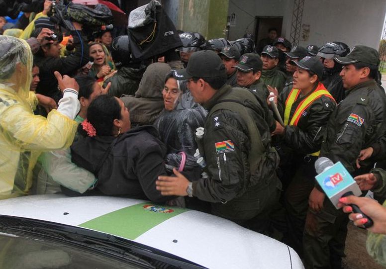 Familiares esperam notícias em frente da prisão | EFE