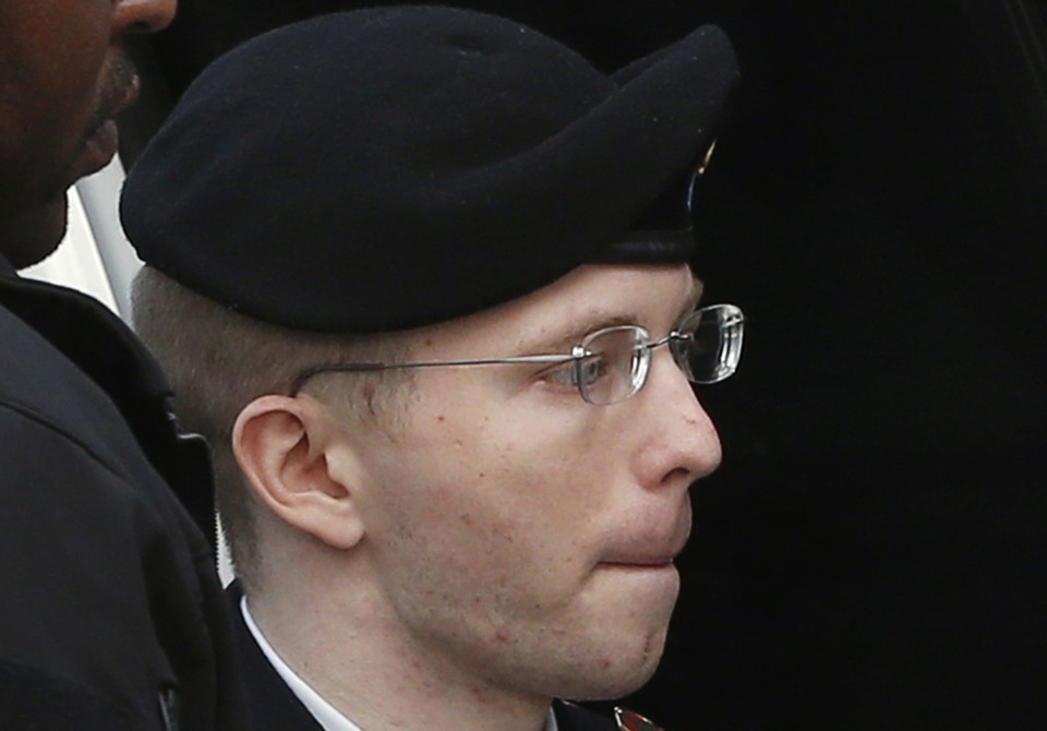 Soldado que vazou dados ao WikiLeaks afirma querer virar mulher Manning chega para sua audiência de sentença na quarta-feira (21) | Reuters/Kevin Lamarque