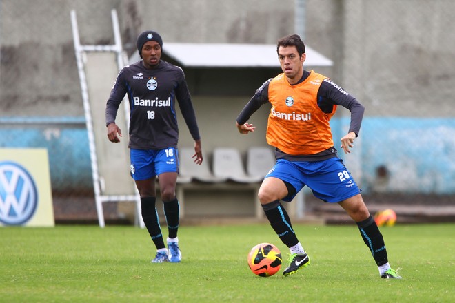 Marco Antônio (com a bola) está perto de acertar com o Atlético | Lucas Uebel / Grêmio FBPA