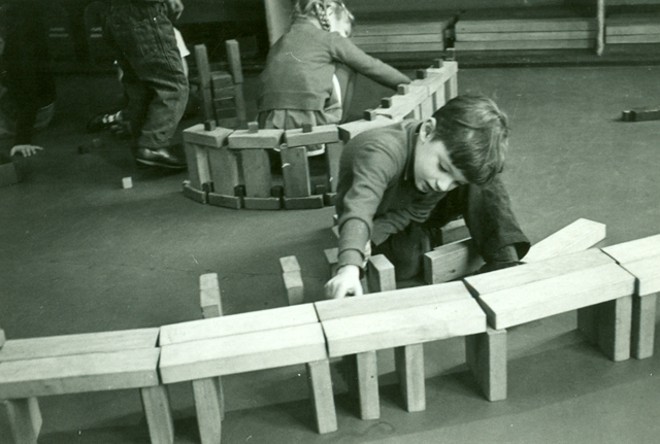 Registro fotográfico do início do século passado mostra os blocos de madeiras como material de brincadeira e aprendizado | 