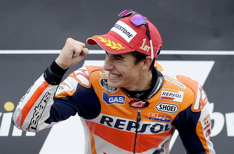O piloto espanhol Marc Marquez comemora a vitória na etapa de Brno, na República Tcheca do MotoGP | EFE/EPA/FILIP SINGER