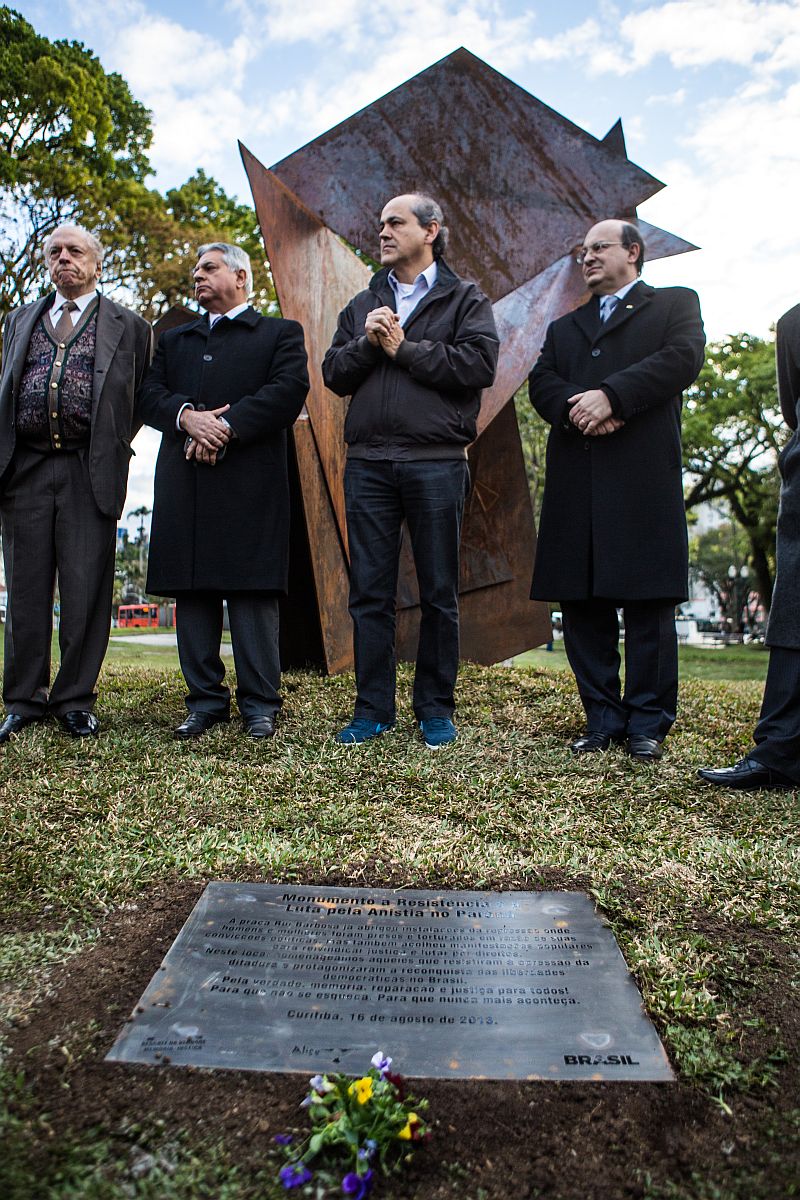 Monumento na Praça Rui Barbosa lembra paranaenses que foram perseguidos politicamente durante a ditadura | Brunno Covello/Gazeta do Povo