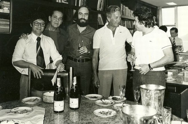 Roberto Muggiati e Justino Martins (ao centro) na redação da Manchete em 1977: aniversário regado a champanhe | 