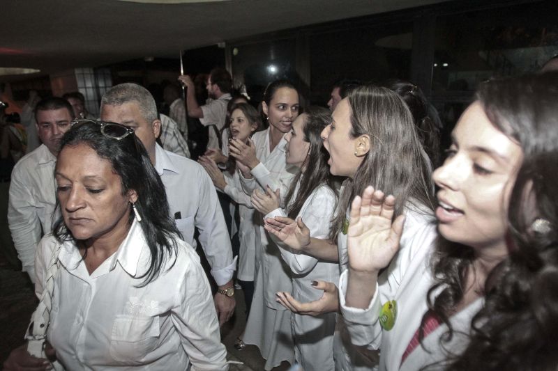 Médicos brasileiros hostilizaram colegas estrangeiros, anteontem, no Ceará: cubanos foram chamados de escravos | Jarbas Oliveira/ Folhapress