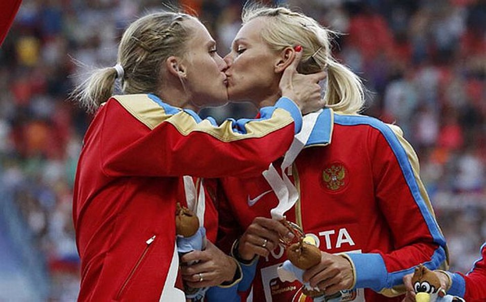 Rússia promete não discriminar gays na Olimpíada de inverno Russas Kseniya Ryzhova e Yulia Guschina se beijam no pódio do Mundial de atletismo semana passada: governo promete que não haverá discriminação com homossexuais nos Jogos de inverno | Reuters