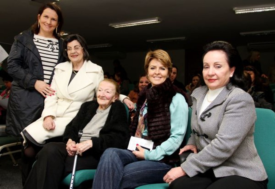 A primeira-dama e secretária da Família, Fernanda Richa, com Luciane Riedi Hajar Traya (de listrado), Vera Maria Haj Mussi Augusto (de branco), Siria Chede e Teresinha Abagge (à dir.) na cerimônia de instalação do Conselho das Senhoras da Sociedade Árabe de Beneficência (Saben) do Paraná, cinculada ao futuro Hospital Sírio-Libanês do estado | Rogério Machado
