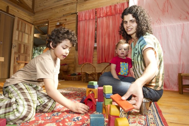Angélica Varejão com os filhos Otto, 5 anos, e João, de 2, que brincam com os blocos de madeira em casa e na escola | 