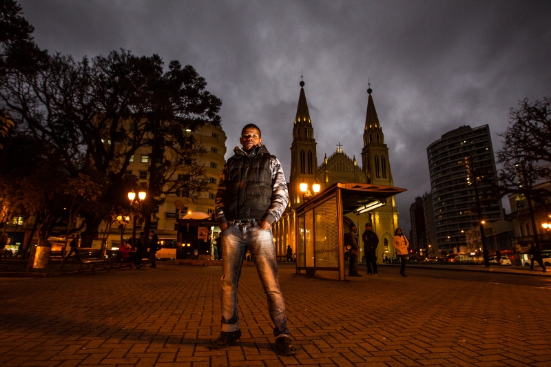 Vítima do abuso de força da polícia, Ismael nunca mais foi o mesmo: ver alguém de farda o deixa em pânico | Brunno Covello/ Gazeta do Povo