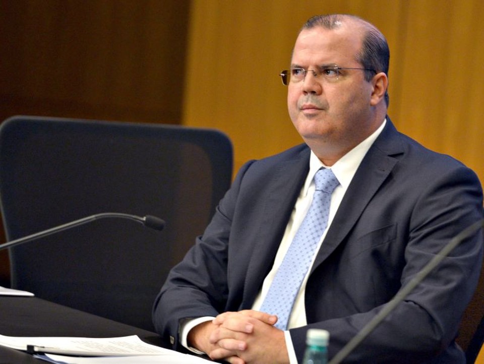 Mais um salto. E o dólar chega a R$ 2,45 Preocupado, Tombini cancela viagem | Wilson Dias/Agência Brasil