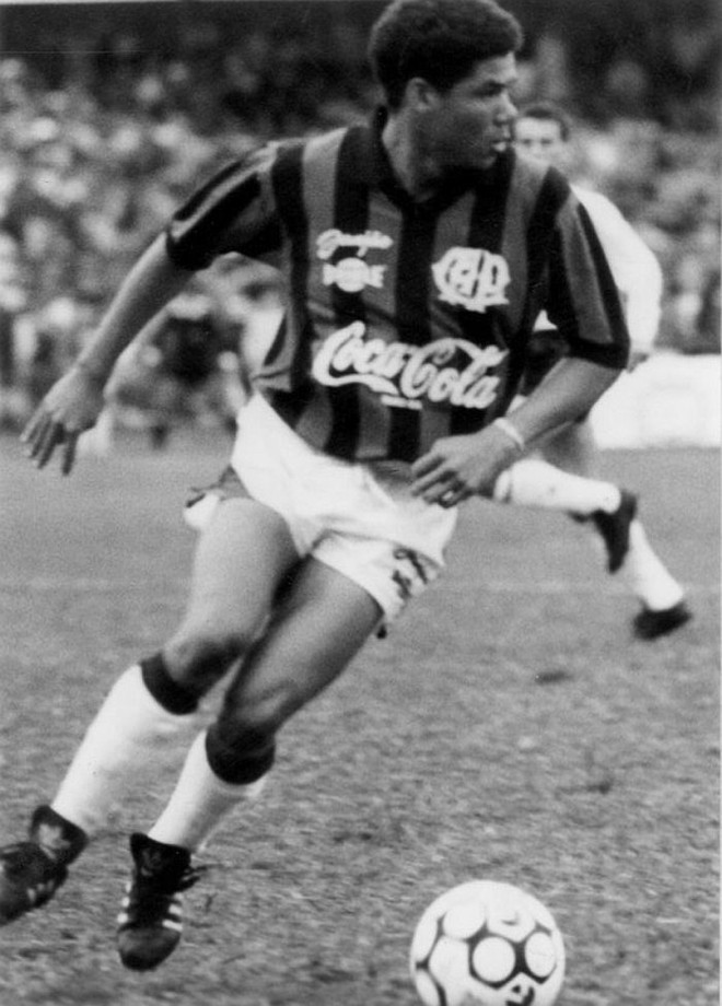 Renaldo - O baiano chegou ao Atlético em 1992, com 22 anos, vindo do Taguatinga-DF. Desconhecido, desandou a fazer gols numa época difícil do Atlético, sendo artilheiro do Estadual de 1993 com 22 gols. Valeu ida ao Galo, onde chegou a ir à seleção e depois ao então La Coruña, da Espanha. | 
