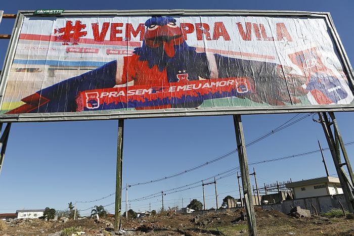 Outdoor com anúncio do Paraná chamando a torcida para a Vila: meta é botar 13 torcedores no estádio diante do Guaratinguetá | Marcelo Andrade / Gazeta do Povo