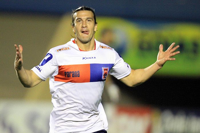 JJ Morales comemora o segundo gol do Paraná diante do Atlético-GO, que garantiu a entrada do time no G4 | Carlos Costa / Futurapress