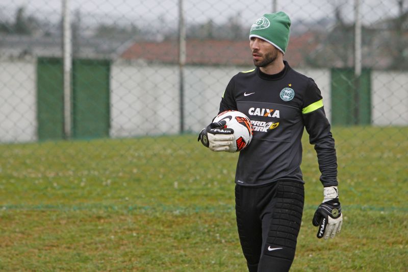 Com três pênaltis defendidos ante o Vitória, Vanderlei recuperou o prestígio com a torcida | Antônio More / Gazeta do Povo