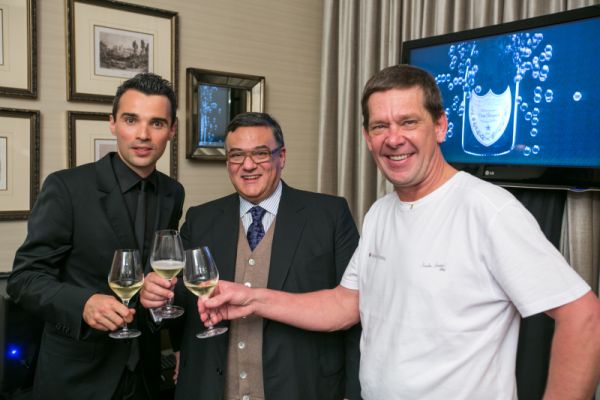 Romain Jousselin (à esq.), o simpático embaixador da Dom Pérignon no Brasil, brinda com o consultor de vinhos Guilherme Rodrigues e o chef Júnior Durski no jantar de lançamento no Brasil da safra Vintage 2004 do champagne. O evento foi nesta quarta-feira no Restaurante Durski | Diego Pisante