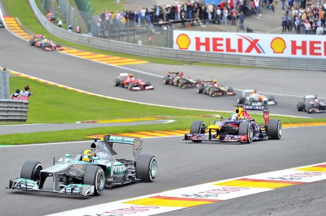 O inglês Lewis Hamilton (à esquerda) e o alemão Sebastian Vettel durante o GP da Bélgica | 