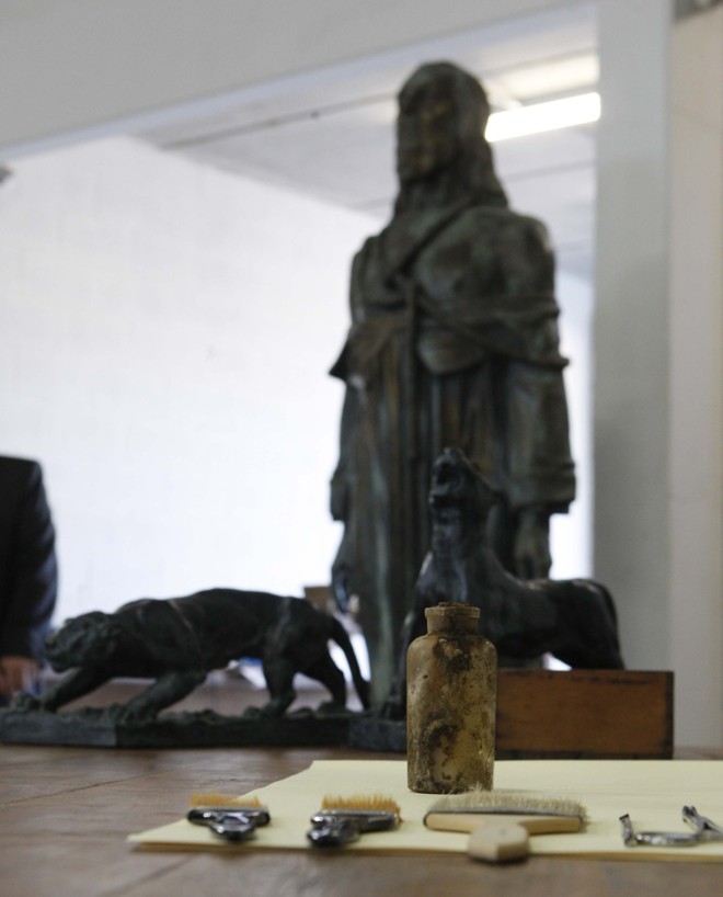 Ao fundo, a estátua cuja remoção de sua base possibilitou a localização da garrafa |