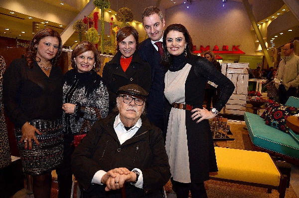 O arquiteto e designer carioca Sérgio Rodrigues (em primeiro plano) com os organizadores da Mostra Mueller Ecodesign, os arquitetos Rose Guazzi (1ª à esq.) e Marcelo Calixto, a presidente do Instituto Pró-Cidadania de Curitiba, Francisca Cury (de cinza), a primeira-dama Márcia Fruet e a coordenadora de marketing do Shopping Mueller, Adriana Cardoso, no coquetel de abertura do evento. | Kraw Penas