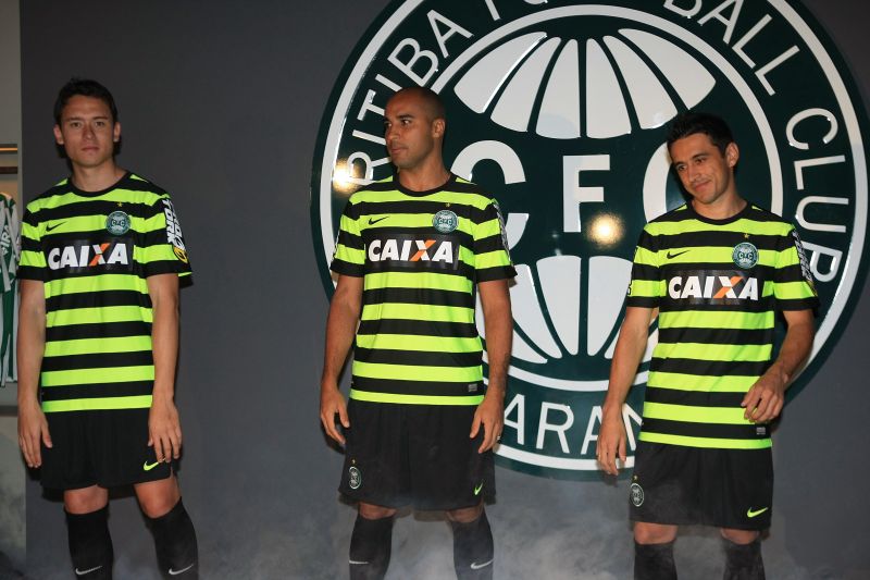 Keirrison, Deivid e Robinho posam com a nova camisa do Coxa | Ivonaldo Alexandre / Gazeta do Povo