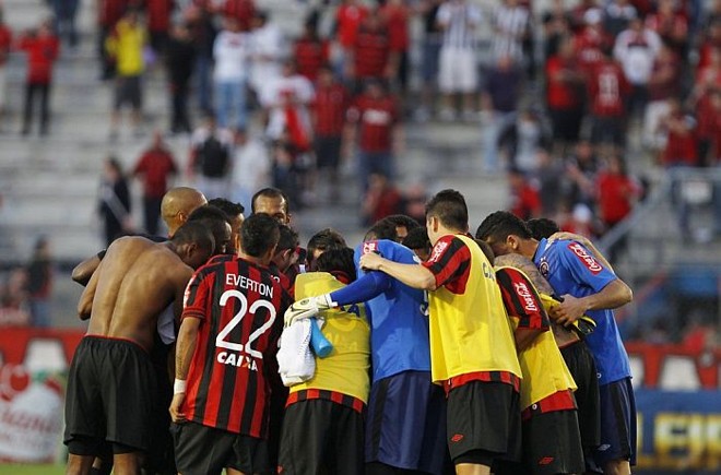 Após vitória sobre o Goiás, jogadores do Atlético comemoram no meio do gramado da Vila Capanema |