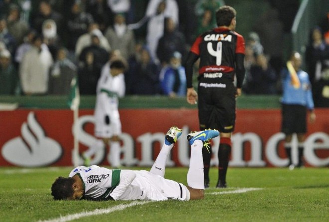 Bill lamenta no gramado do Couto Pereira |