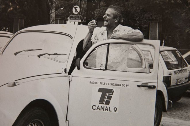 Ali Chaim, a bordo do Fusca com o qual circulava pela cidade, reportando crimes. Reciclagem de programas que Ali fez no Canal 4 deram origem ao documentário Califa 33 |