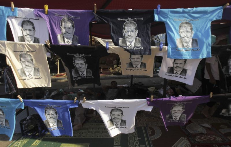 Camisetas com imagem do ex-presidente Mursi são expostas em ocupação na Praça Adawiya | Amr Abdallah Dalsh/Reuters