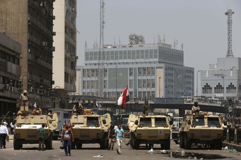 Militares ocupam as ruas do Cairo próximas à mesquita de Al Fath, onde manifestantes estão concentrados | Youssef Boudlal/Reuters