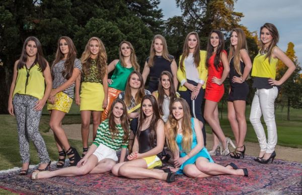 Esse time de belas garotas são as debutantes deste ano do Graciosa Country Club. As 14 jovens posaram para um ensaio fotográfico produzido no campo de golfe do clube, com figurinos da Bazaar Fashion | Cao Ferreira