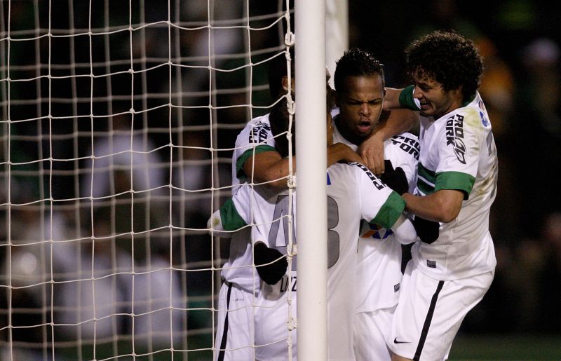 Bill comemora com os companheiros o gol de empate que impediu a derrota do Coritiba para a Portuguesa, no Couto Pereira: dos últimos quatro jogos em casa, o Alviverde só venceu uma | Hugo Harada / Gazeta do Povo