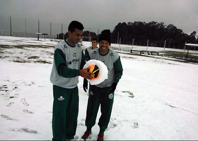 Jogadores do Juventude cobrem a bola de neve antes do treino em Caxias do Sul |
