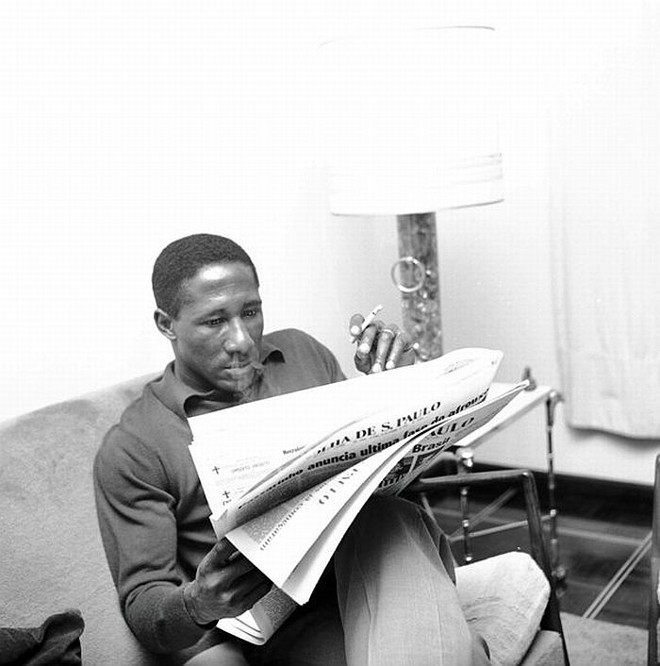O bicampeão mundial Djalma Santos na intimidade, lendo o jornal e fumando na concentração do Atlético | 