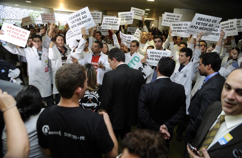Manifestantes pedem derrubada de vetos ao projeto do Ato Médico, ontem à tarde, na Câmara: clima tenso no Legislativo | Laycer Tomas/Ag. Câmara