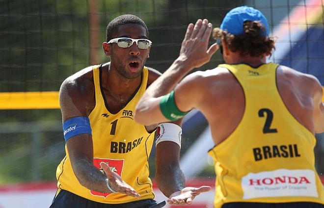 Evandro comemora ponto com Emanuel na vitória sobre os espanhóis | Divulgação / FIVB
