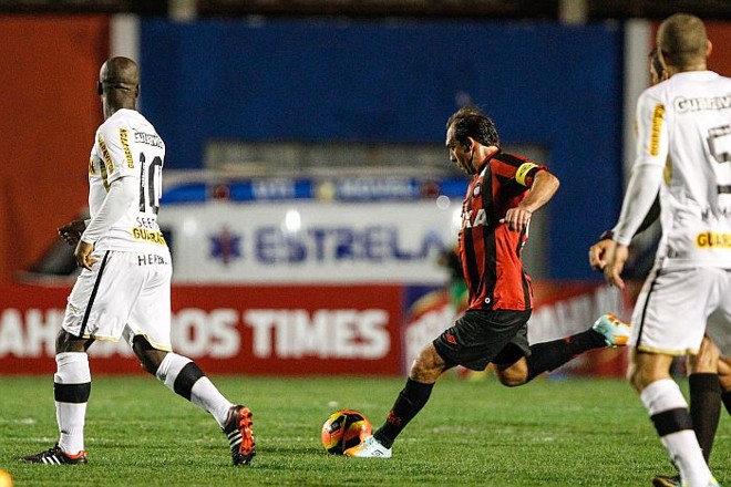Paulo Baier tenta laçamento, observado por Seedorf |