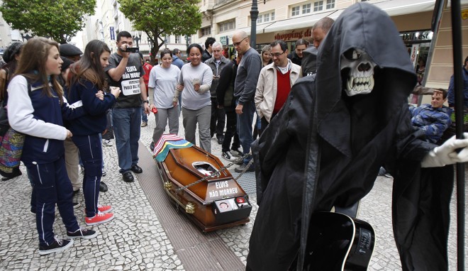 Passantes acompanharam a homenagem |