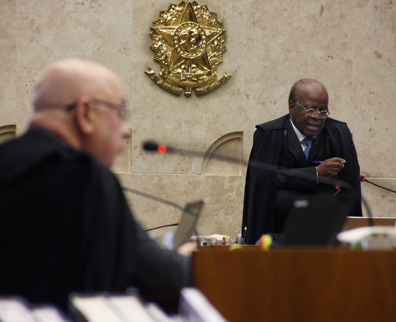 Teori Zavaski (à esquerda) e Barbosa na sessão de ontem: STF acolheu recurso de um réu do mensalão pela primeira vez | Gervásio Baptista/STF