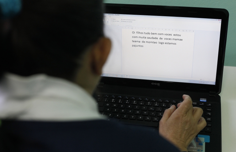 Detenta usa computador para escrever cartas aos filhos em programa de aprendizagem digital | Jonathan Campos/ Gazeta do Povo