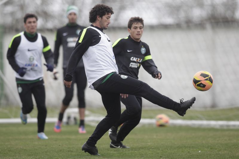 Arthur é uma das opções do técnico Marquinhos Santos para o duelo contra o Corinthians | Allan Costa Pinto / Tribuna