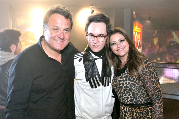 O DJ e fashionista Johny Luxo (ao centro) comandou a festa Cafeína Wild Party, sábado no Soviet, do casal Elsie e Gustavo Haas. Johny veio a convite dos produtores Fernando Henrique Oliveira e Pedro Grego | Naideron Jr.
