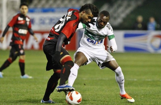 Geraldo tenta roubar a bola do lateral Dimas |