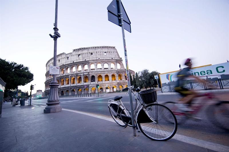 A ação faz parte da primeira etapa de um plano para tornar a área livre dos automóveis e provocou a ira de alguns moradores | EFE/EPA/MASSIMO PERCOSSI