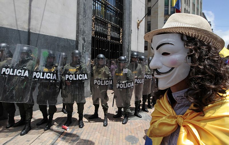 Ativista mascarado enfrenta a polícia nas ruas de Bogotá | REUTERS/John Vizcaino