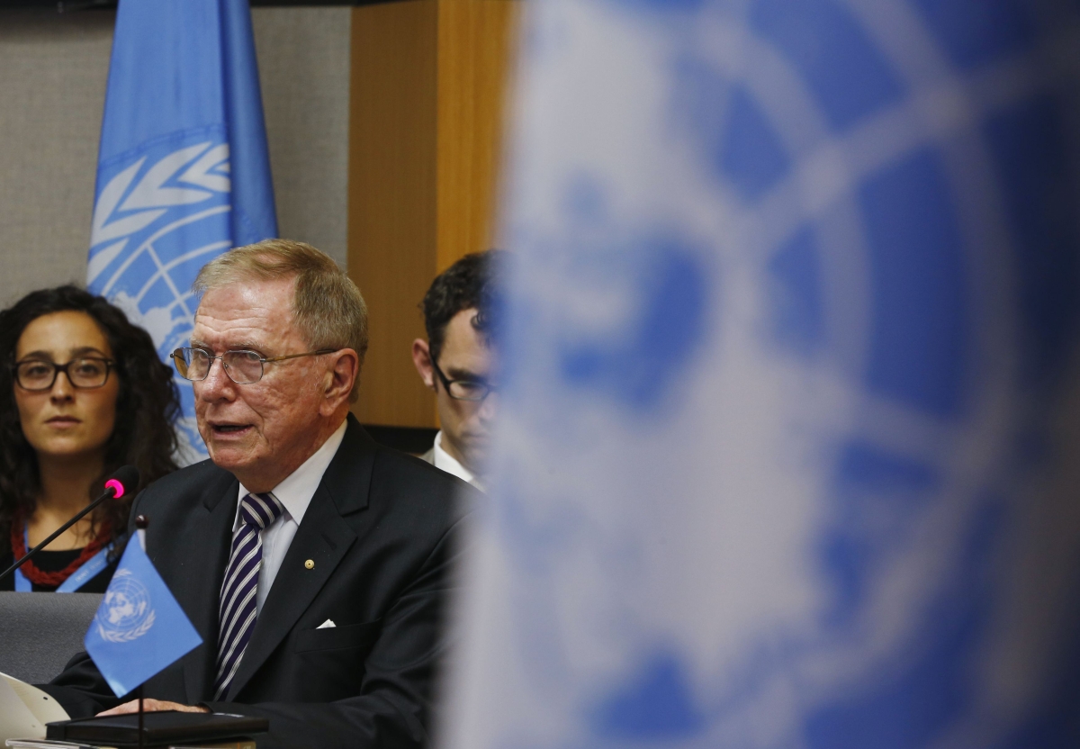 Michael Kirby (de óculos) é o presidente da comissão da ONU | Reuters/Kim Hong-Ji