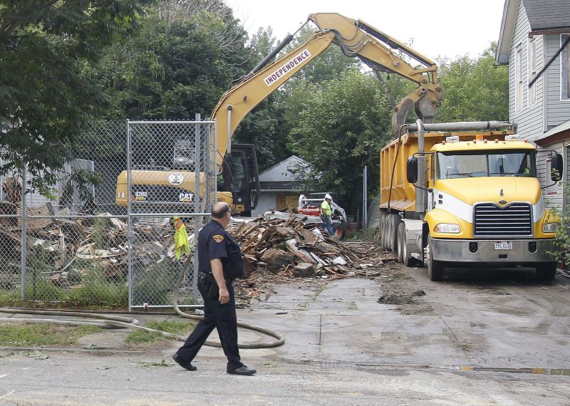 Policial observa a demolição da casa de Ariel Castro em Cleveland, no estado de Ohio | David Maxwell/Efe