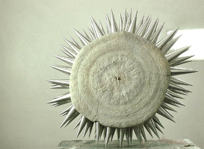 João Machado misturou elementos delicados nas instalações e não utilizou cor nas obras, para manter as nuances dos ossos | 