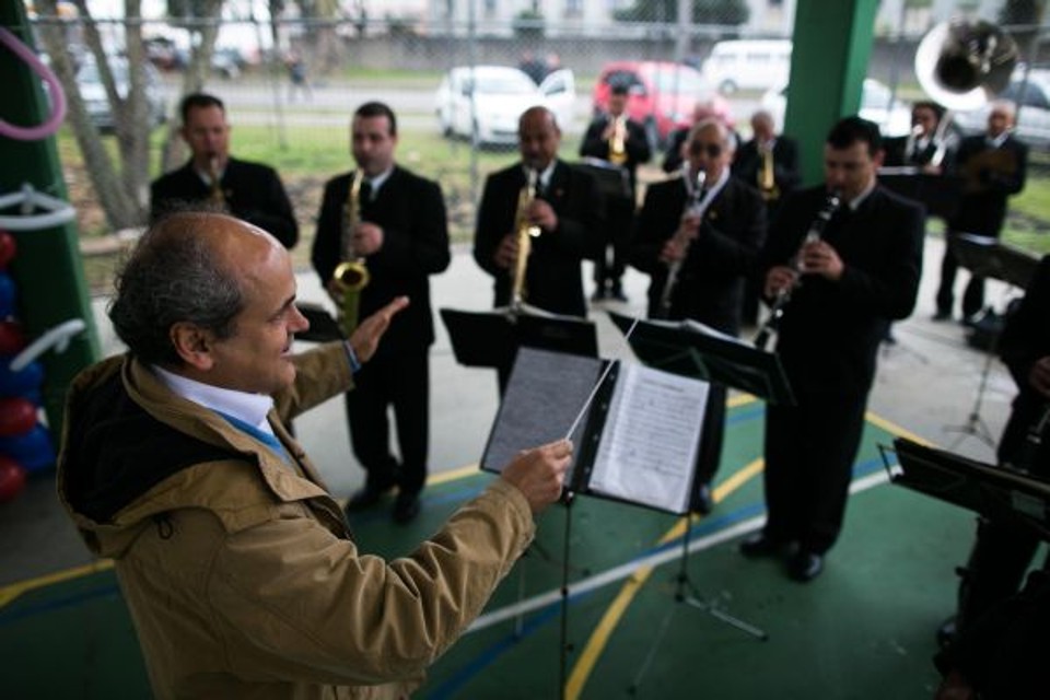 Assim que chegou à Escola Municipal Otto Bracarense, na CIC, na terça-feira, para inaugurar uma quadra coberta, o prefeito Gustavo Fruet tomou emprestada a batuta do maestro e regeu por alguns minutos a Banda Lyra Curitiba. Essa equipe, pelo menos, Fruet sabe que não desafina | Maurilio Cheli