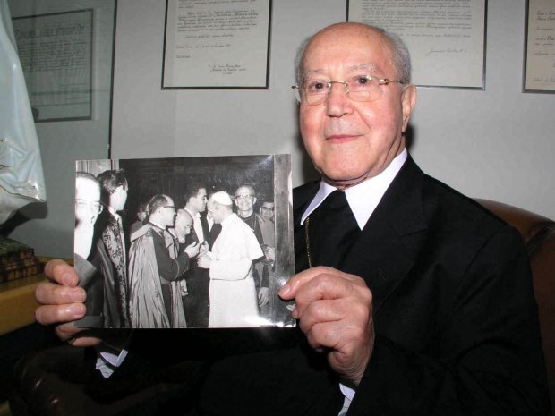 Dom Jaime mostrando o registro de seu encontro com o Papa Paulo VI, no Vaticano, em 1963 | Arquivo / Gazeta do Povo