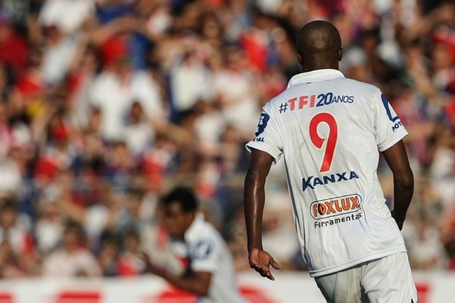 Vitória sobre o Sport marcou o início do patrocínio da Torcida Fúria Independente na camisa tricolor |